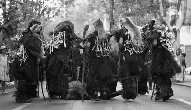 Austis accoglie il Carnevale del Bim con la sfilata delle maschere etniche della Sardegna e il grande spettacolo delle tradizioni