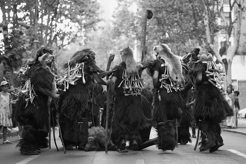 Austis accoglie il Carnevale del Bim con la sfilata delle maschere etniche della Sardegna e il grande spettacolo delle tradizioni