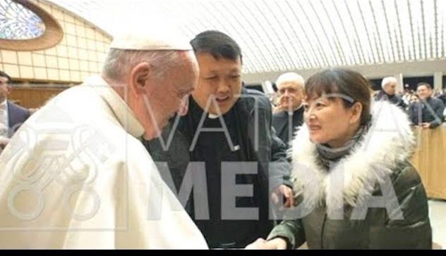 Vaticano. Papa Francesco incontra la donna cinese che lo aveva strattonato