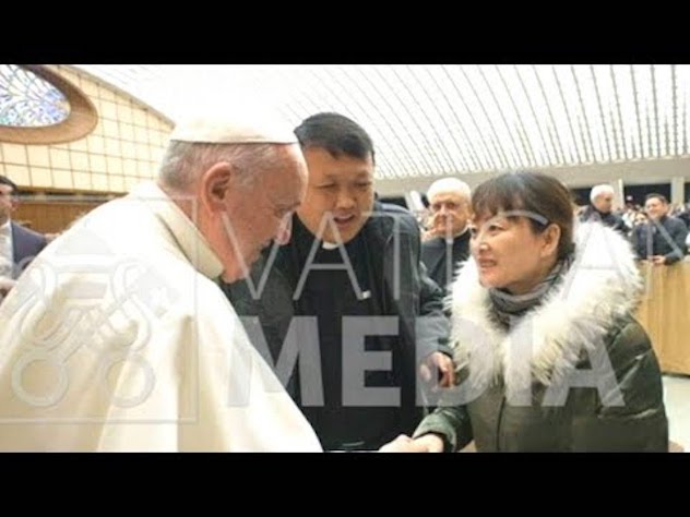 Vaticano. Papa Francesco incontra la donna cinese che lo aveva strattonato