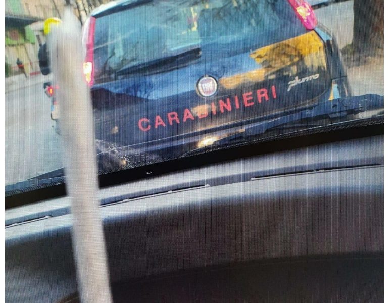 Scattano una foto, accanto all’auto dei carabinieri, con una canna in mano: una denuncia