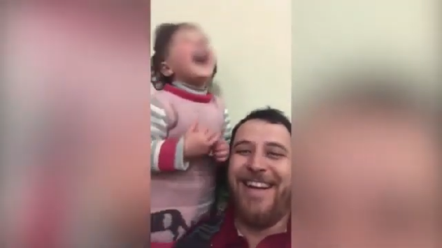 Siria. Cadono le bombe, papà inventa un gioco per distrarre la figlia | VIDEO