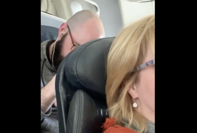 Reclina il sedile in aereo: il passeggero dietro tira pugni sullo schienale. VIDEO