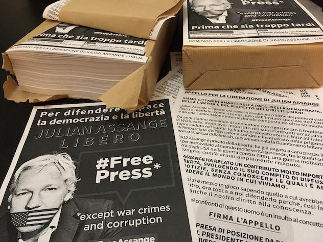 In Piazza Yenne una raccolta firme per la scarcerazione di Julian Assange