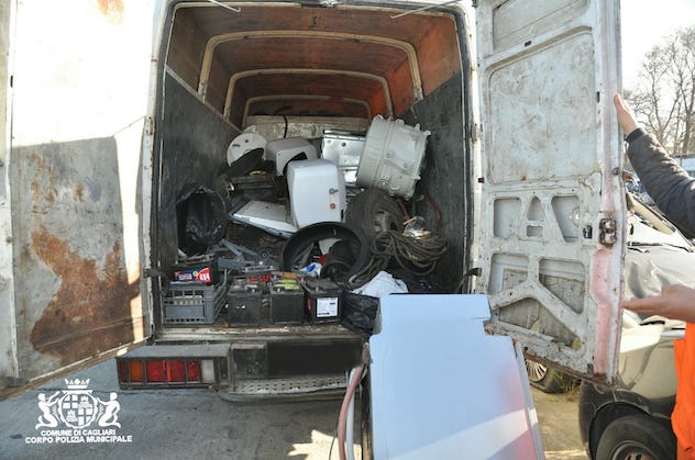 Trasportava rifiuti pericolosi a bordo di un furgone non assicurato: denunciato un 26enne