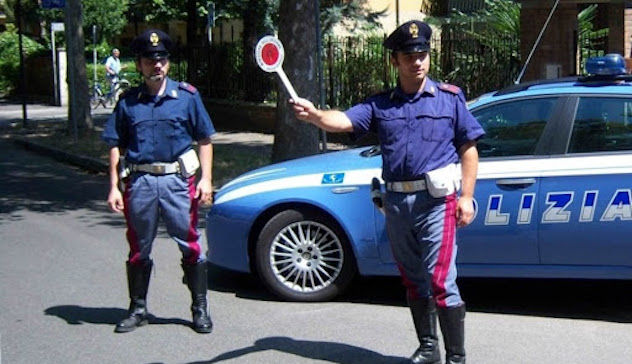 Vede una volante della polizia e scappa. Folle inseguimento tra le vie di Cagliari: denunciato rumeno