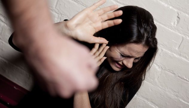 Un 38enne alcolizzato stupra la madre: la donna sotto choc è ricoverata, lui è stato arrestato