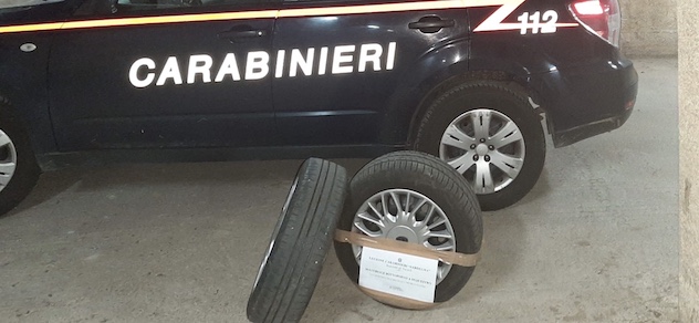 Ladro di pneumatici e ricettatore identificati dai carabinieri: scattano le denunce