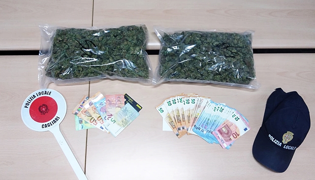 Scappano al posto di blocco della Polizia Municipale, avevano un Kg di droga e soldi: arrestati