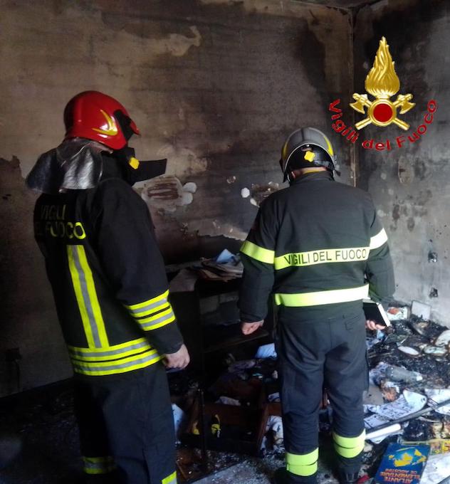 Appartamento in fiamme: i vigili del fuoco evitano il peggio