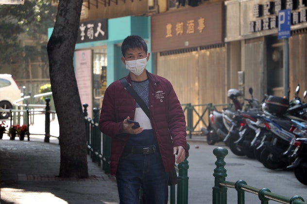 Uno studio cinese rivede la distanza minima per evitare il contagio