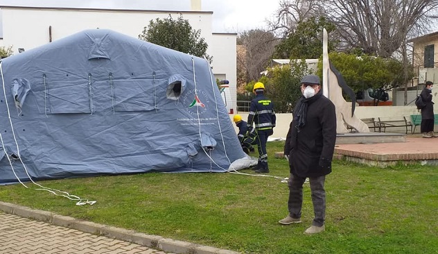 Installata una tenda pneumatica della Protezione Civile
