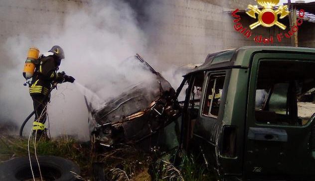 Carcasse d’auto a fuoco alla periferia del paese. Intervengono i vigili del fuoco