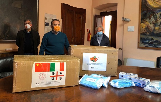 La comunità cinese sarda e un oristanese emigrato in Francia donano 4mila 200 mascherine