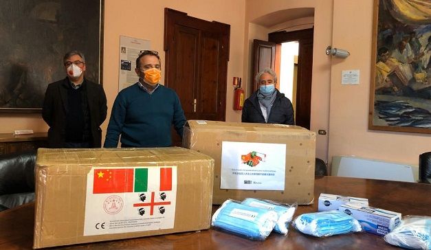 La comunità cinese sarda e un oristanese emigrato in Francia donano 4mila 200 mascherine