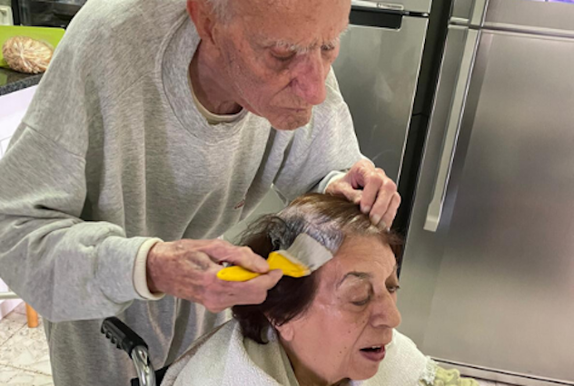 Coronavirus, 92enne fa la tinta alla moglie. Una foto simbolo che fa il giro del mondo