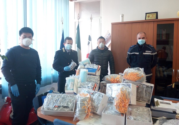 La comunità cinese dona mascherine, disinfettante e occhiali protettivi alla città