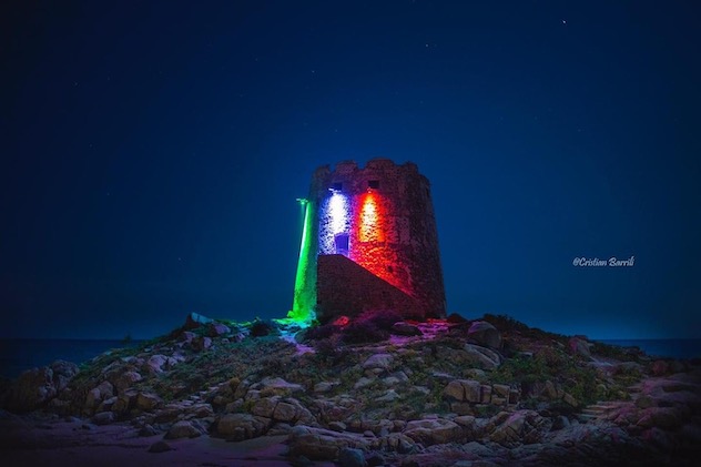 La Torre di Bari Sardo, circondata dal mare, si veste del tricolore