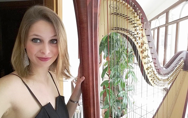Eleonora Murgia, 27 anni, suona l’arpa ai tempi della quarantena: “La musica? Va oltre questo maledetto virus”