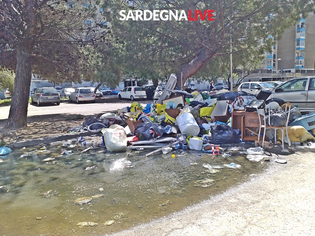 Caos rifiuti e discariche a cielo aperto nuovamente a Sant’Elia: ecco cosa accade tra le palazzine in via Schiavazzi