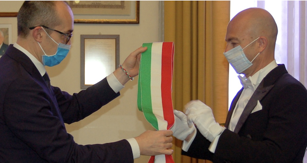 Sant'Efisio. Raffaele Onnis insignito del Toson d’oro e dalla fascia tricolore dal sindaco Truzzu