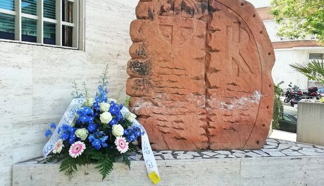 La polizia rende omaggio a Pasquale Apicella nel giorno del suo funerale