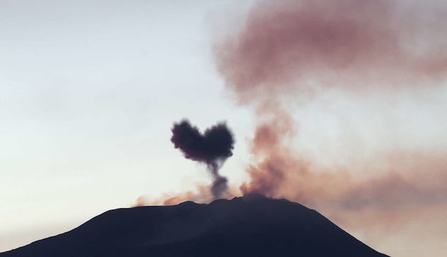 Etna in piena attività: dal cratere spunta un nuvolone a forma di cuore