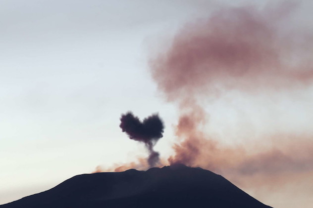 Etna in piena attività: dal cratere spunta un nuvolone a forma di cuore