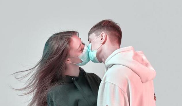 Coronavirus. Sorprende una coppia che si bacia per strada e chiama la polizia: scatta la denuncia