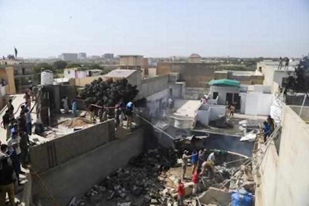 Pakistan. Un aereo si schianta su un’area residenziale di Karachi: a bordo 107 persone
