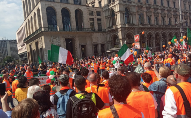 Centinaia di gilet arancioni assembrati e senza mascherina in piazza Duomo