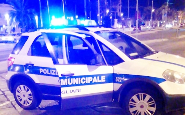 Bruciano l’alt al posto di blocco, folle inseguimento in auto: la Polizia Municipale denuncia due persone