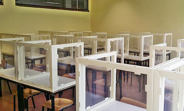 Covid-19, l’esempio in un liceo di Bergamo: già installati i pannelli in plexiglass nelle aule
