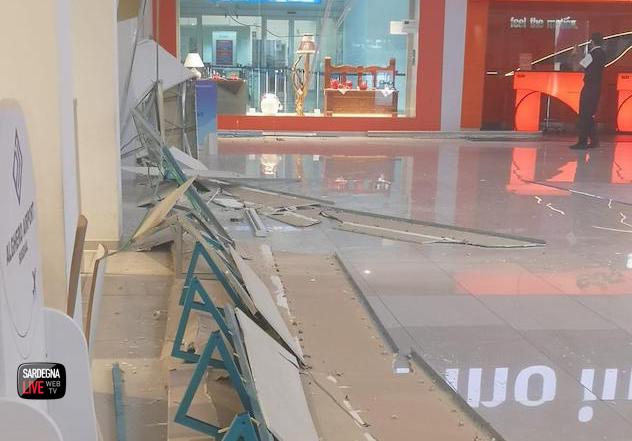 Crolla il controsoffitto dell’aeroporto di Alghero: le foto