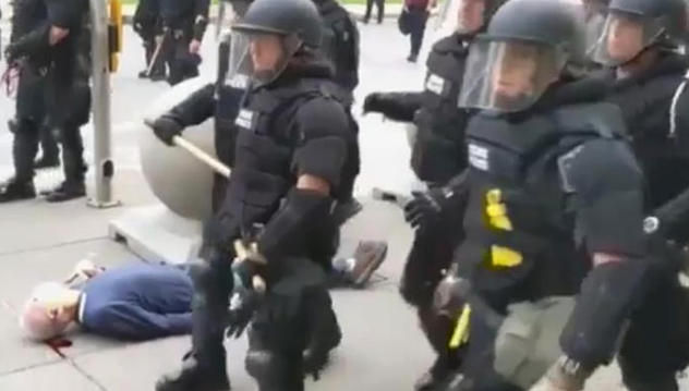 Caso Floyd. Gli agenti in antisommossa spingono un 75enne che cade e batte la testa: è grave (video nell’articolo)