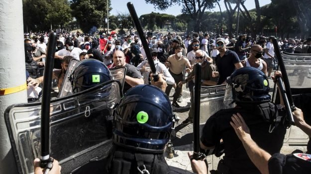 Ultrà e Forza Nuova in strada a Roma: guerriglia urbana e cori fascisti