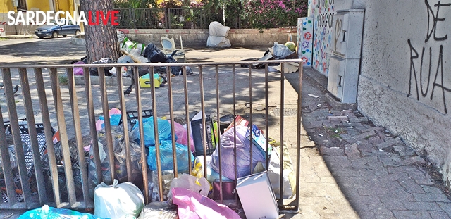 Sommersi dai rifiuti, sbottano i residenti: “Pochi i contenitori per tante famiglie”. Video