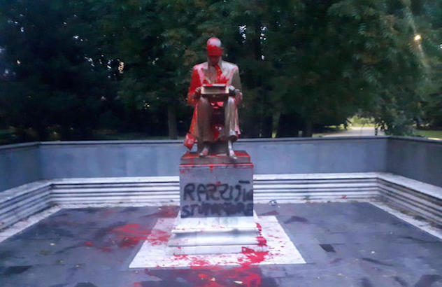 Milano. Imbrattata la statua dedicata a Indro Montanelli. 
