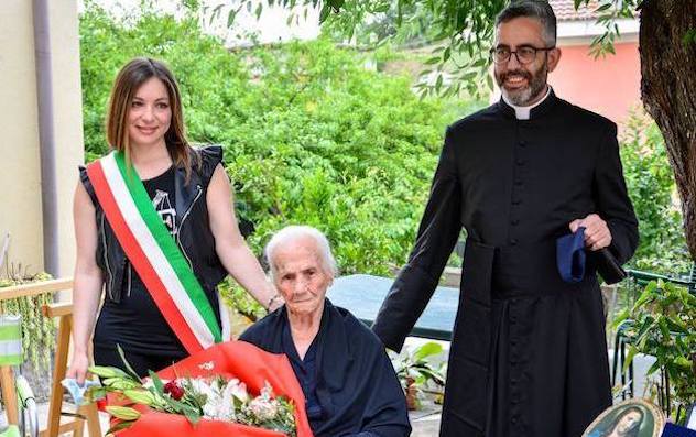 Zia Antoniedda di Onanì festeggia 100 anni