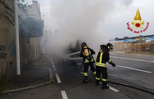 Cagliari. Furgone va a fuoco mentre procede in viale Ciusa: momenti di paura per il conducente