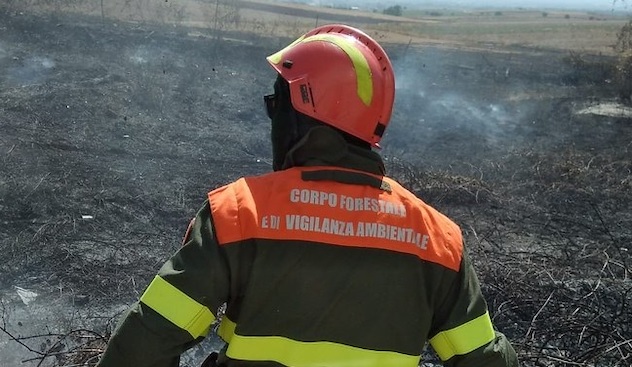 Incendio nelle campagne Serramana: sul posto tre elicotteri del Corpo forestale