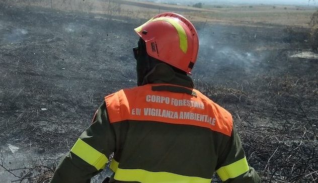Incendio nelle campagne Serramana: sul posto tre elicotteri del Corpo forestale