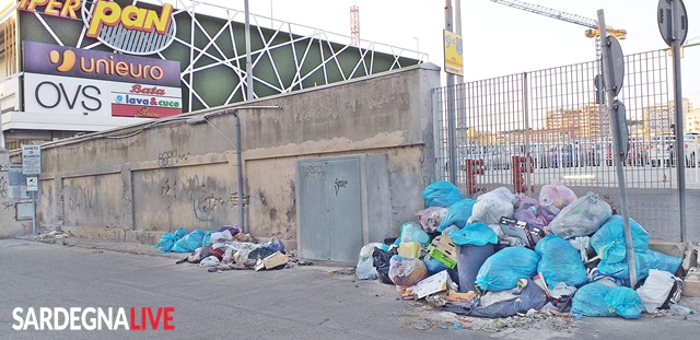 Incivili senza scrupoli, anche davanti alle telecamere: distesa di rifiuti davanti al centro commerciale La Playa
