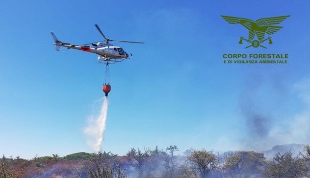 Incendio nelle campagne di Usellus: sul posto un elicottero del Corpo forestale