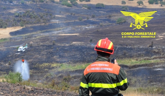 Incendi. Elicotteri in azione anche a Palmas Arborea e a Villamassargia