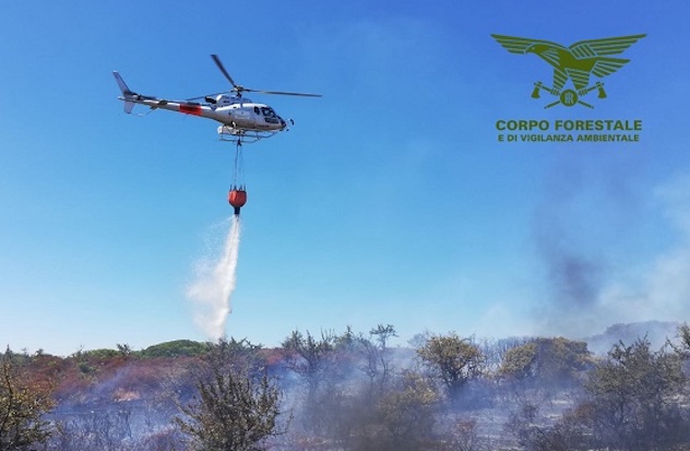 Incendio nelle campagne di Usellus: sul posto un elicottero del Corpo forestale