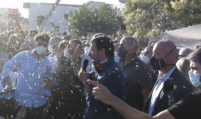 Salvini assediato dai manifestanti: lancio d'acqua e comizio sospeso