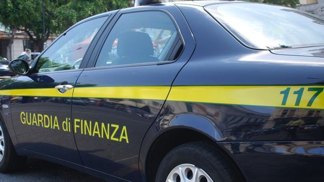 Cagliaritano inveisce e spintona finanzieri dopo un incidente
