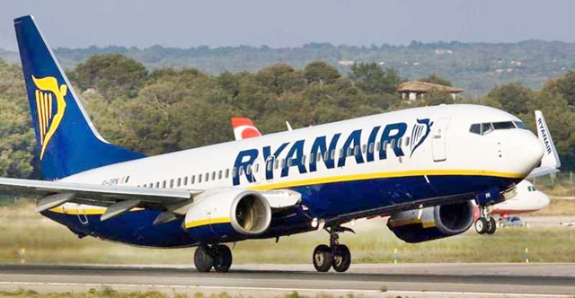 ‘Sforbiciata’ Ryanair, il vettore low cost taglia 3mila posti di lavoro e riduce gli stipendi