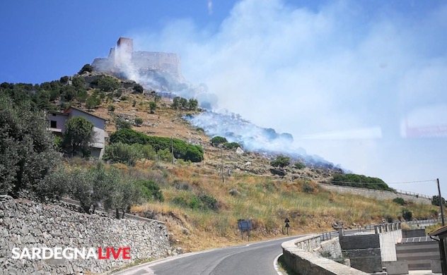 Incendio divampa ai piedi del Castello di Burgos